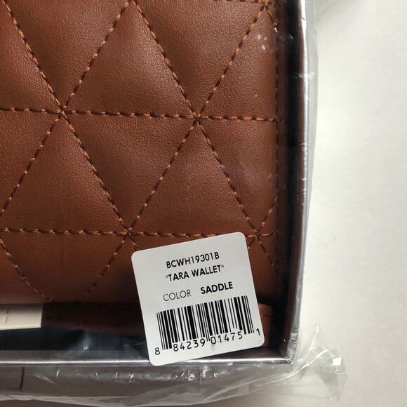 Cute BCBGeneration Tara Quilted Boxed Wristlet - Picture 9 of 10